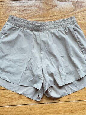 Uniqlo Beige Ultra Stretch Active Shorts in Medium